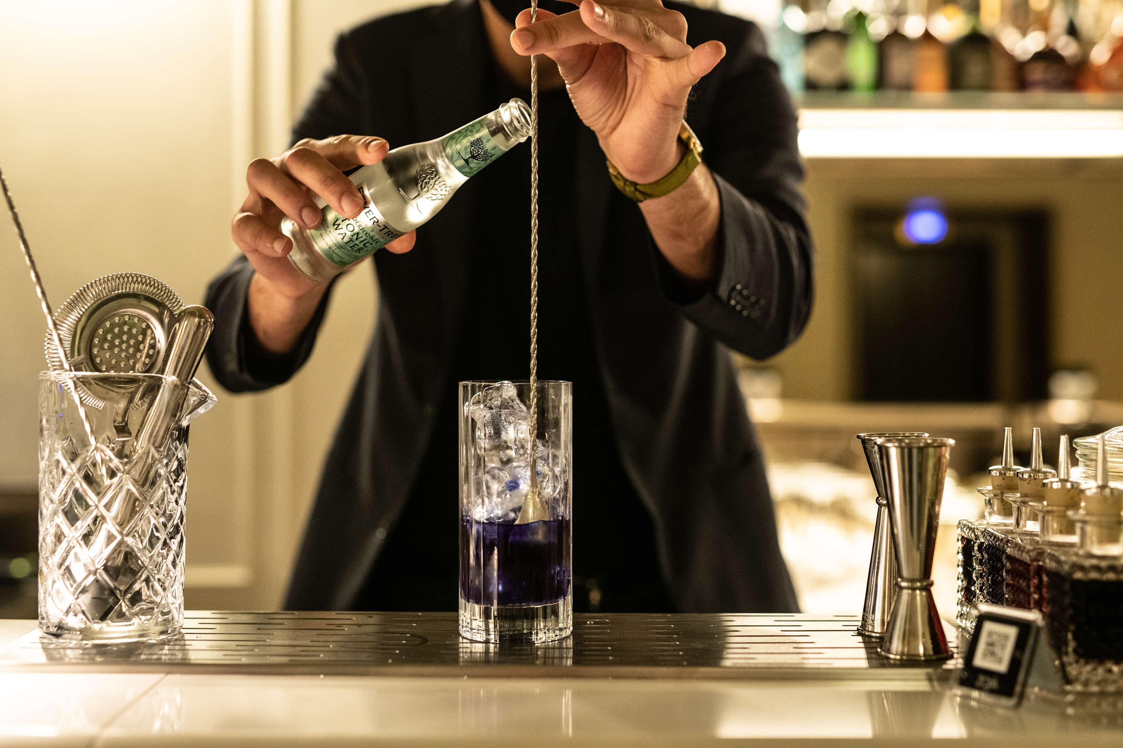 Radisson Collection Hotel, Palazzo Nani Венеция Экстерьер фото A bartender topping a cocktail with tonic water