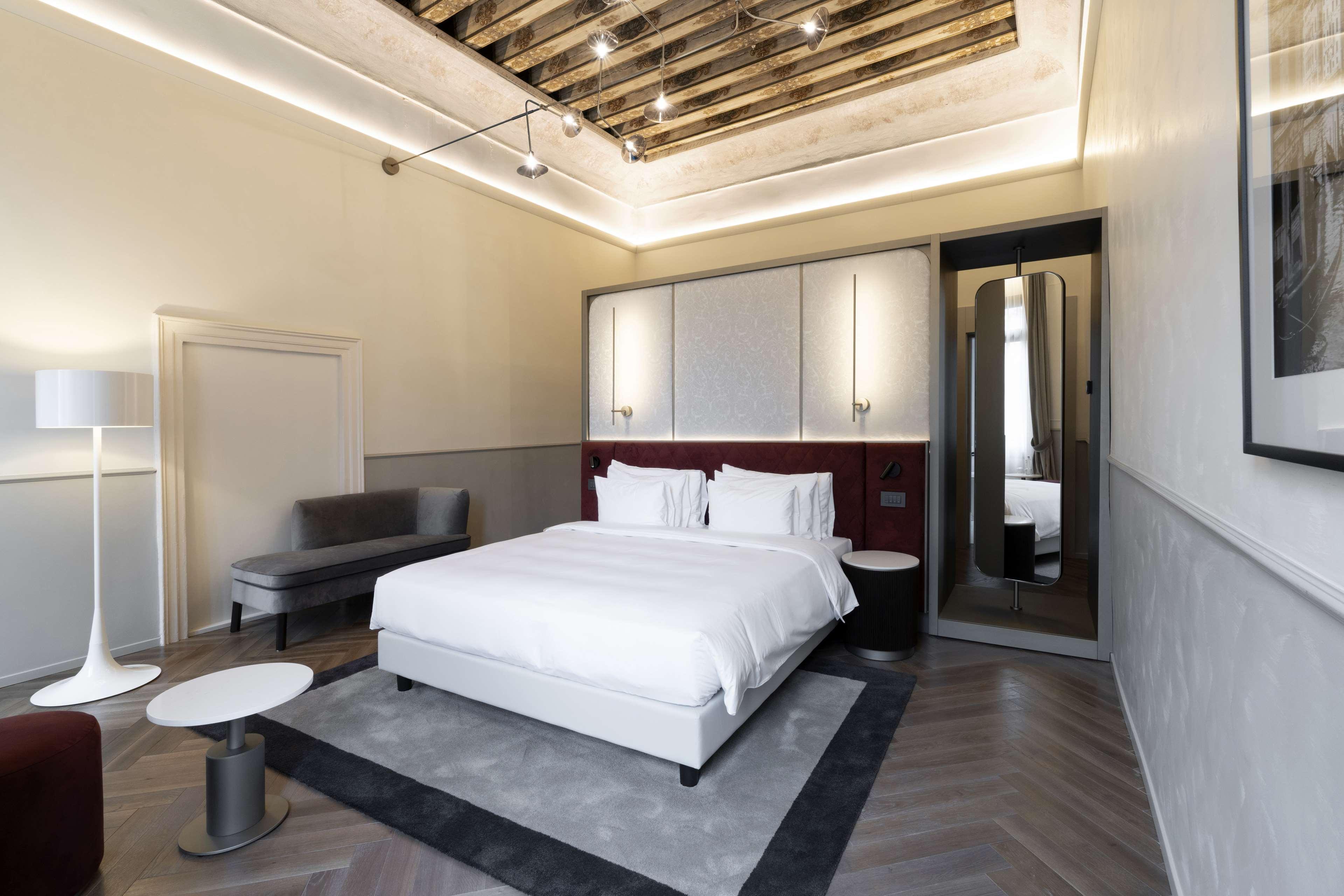 Radisson Collection Hotel, Palazzo Nani Венеция Экстерьер фото A bedroom at the hotel