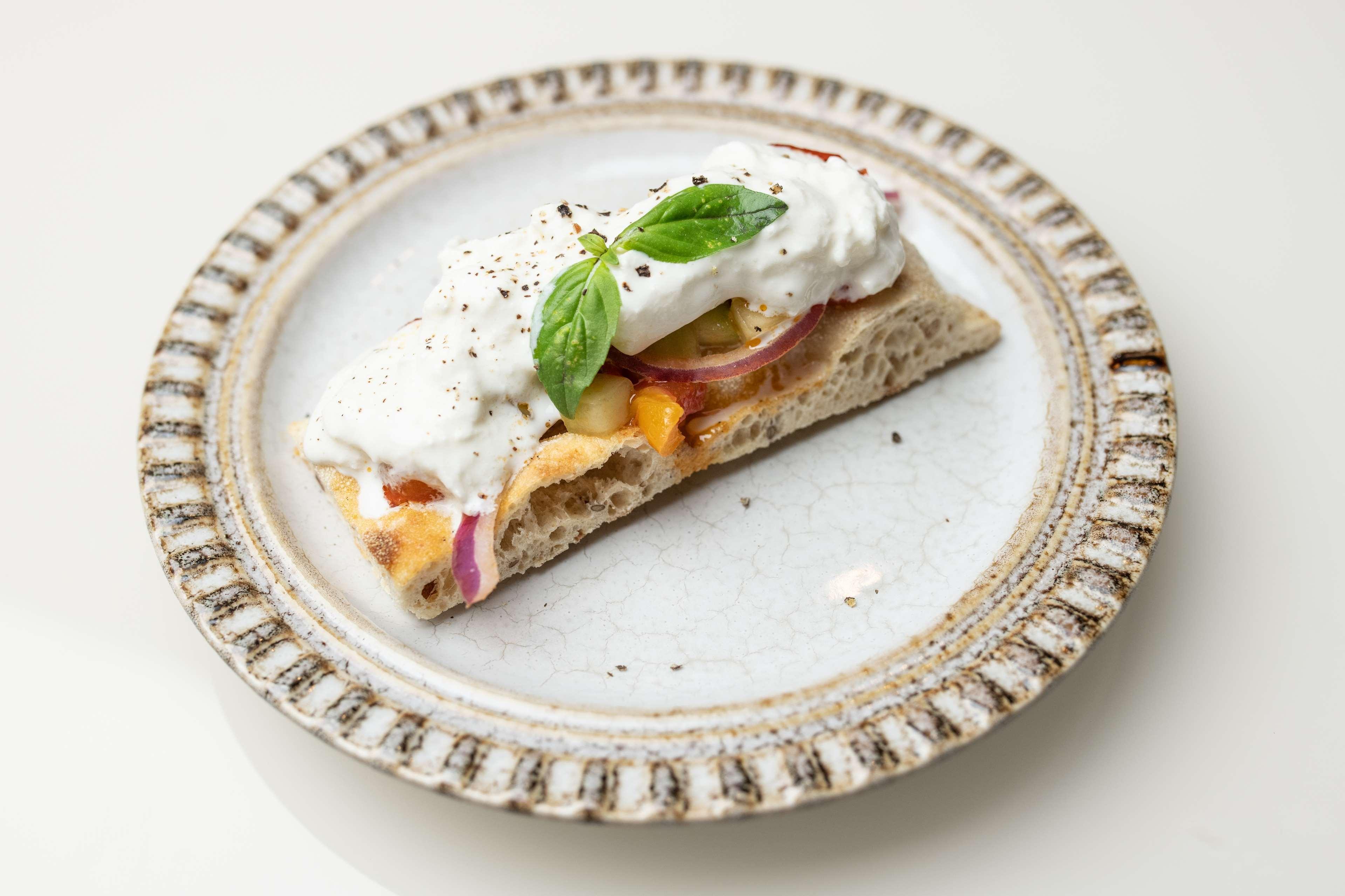 Radisson Collection Hotel, Palazzo Nani Венеция Экстерьер фото A piece of naan bread with a topping of yoghurt, red onion, and mango