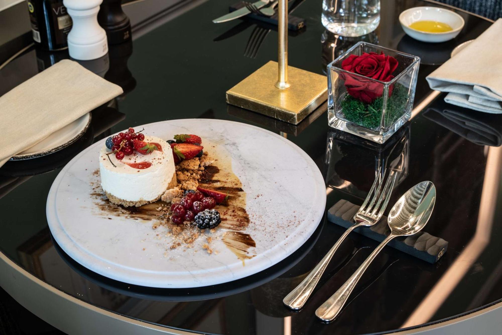 Radisson Collection Hotel, Palazzo Nani Венеция Экстерьер фото A dessert at the restaurant