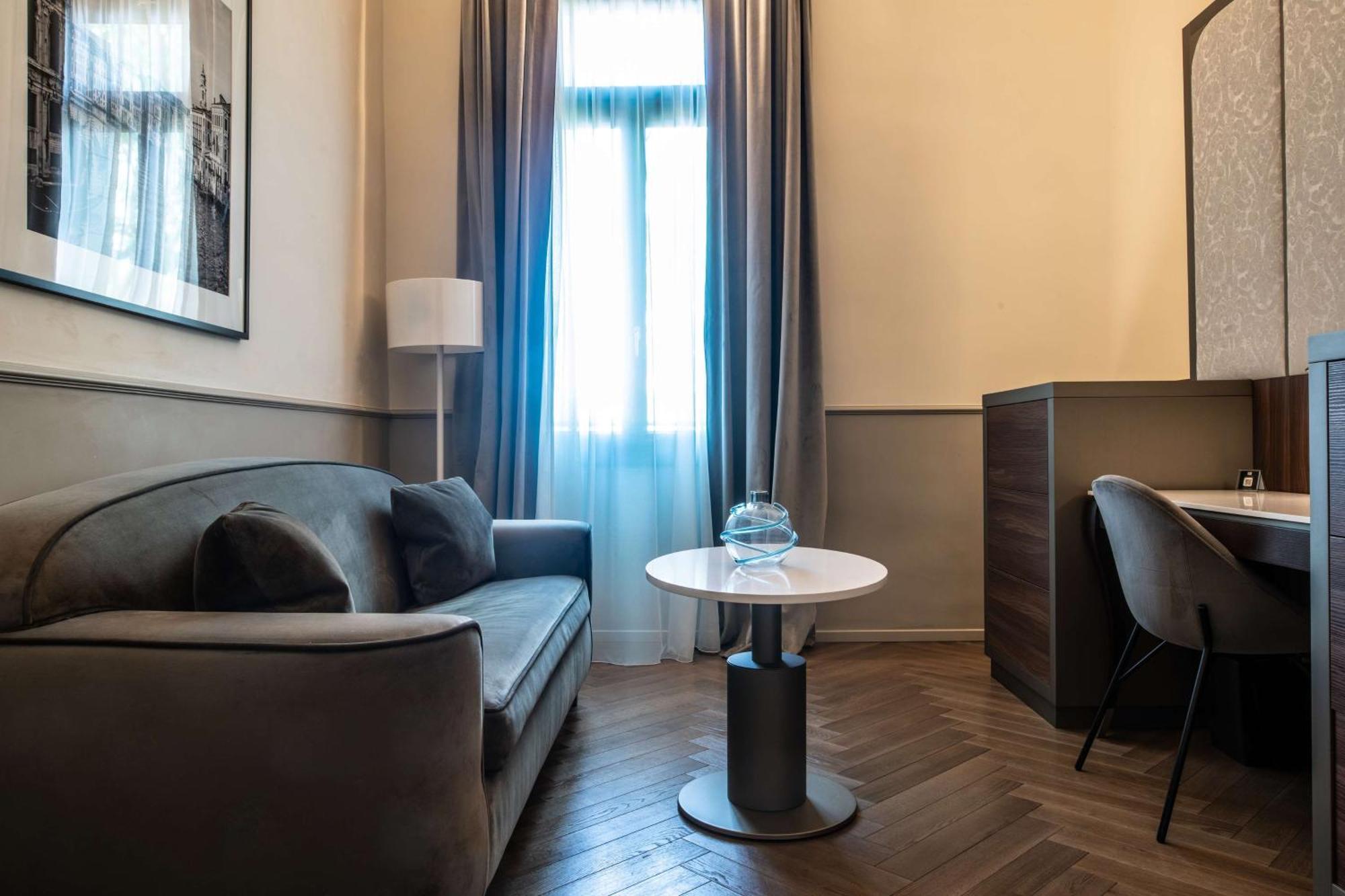 Radisson Collection Hotel, Palazzo Nani Венеция Экстерьер фото A room at the hotel