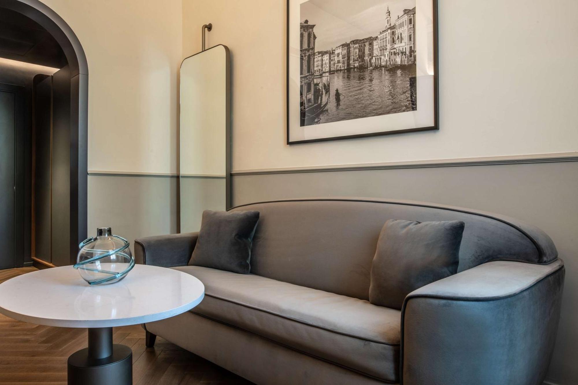 Radisson Collection Hotel, Palazzo Nani Венеция Экстерьер фото A sofa