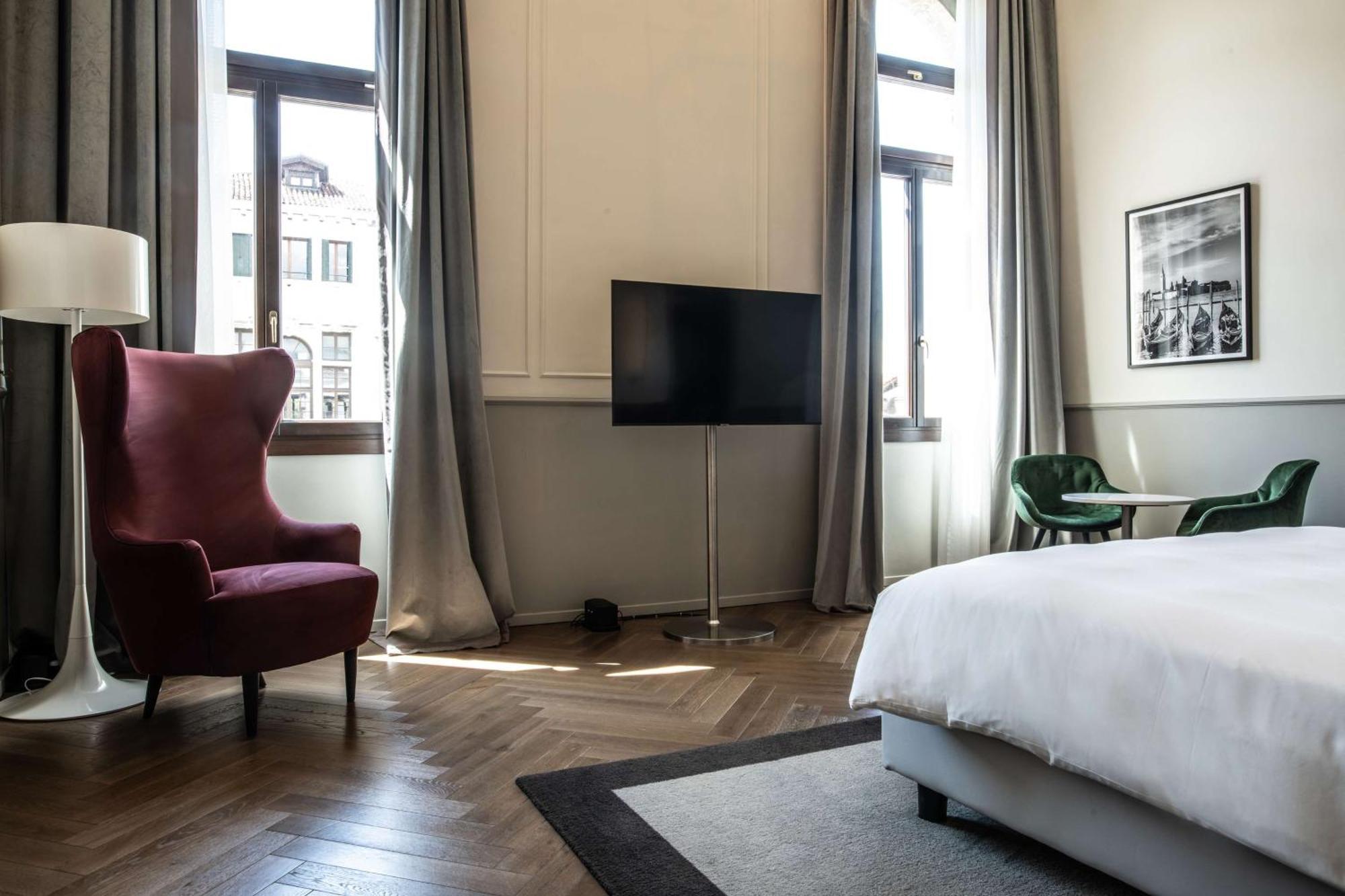 Radisson Collection Hotel, Palazzo Nani Венеция Экстерьер фото A room at the hotel