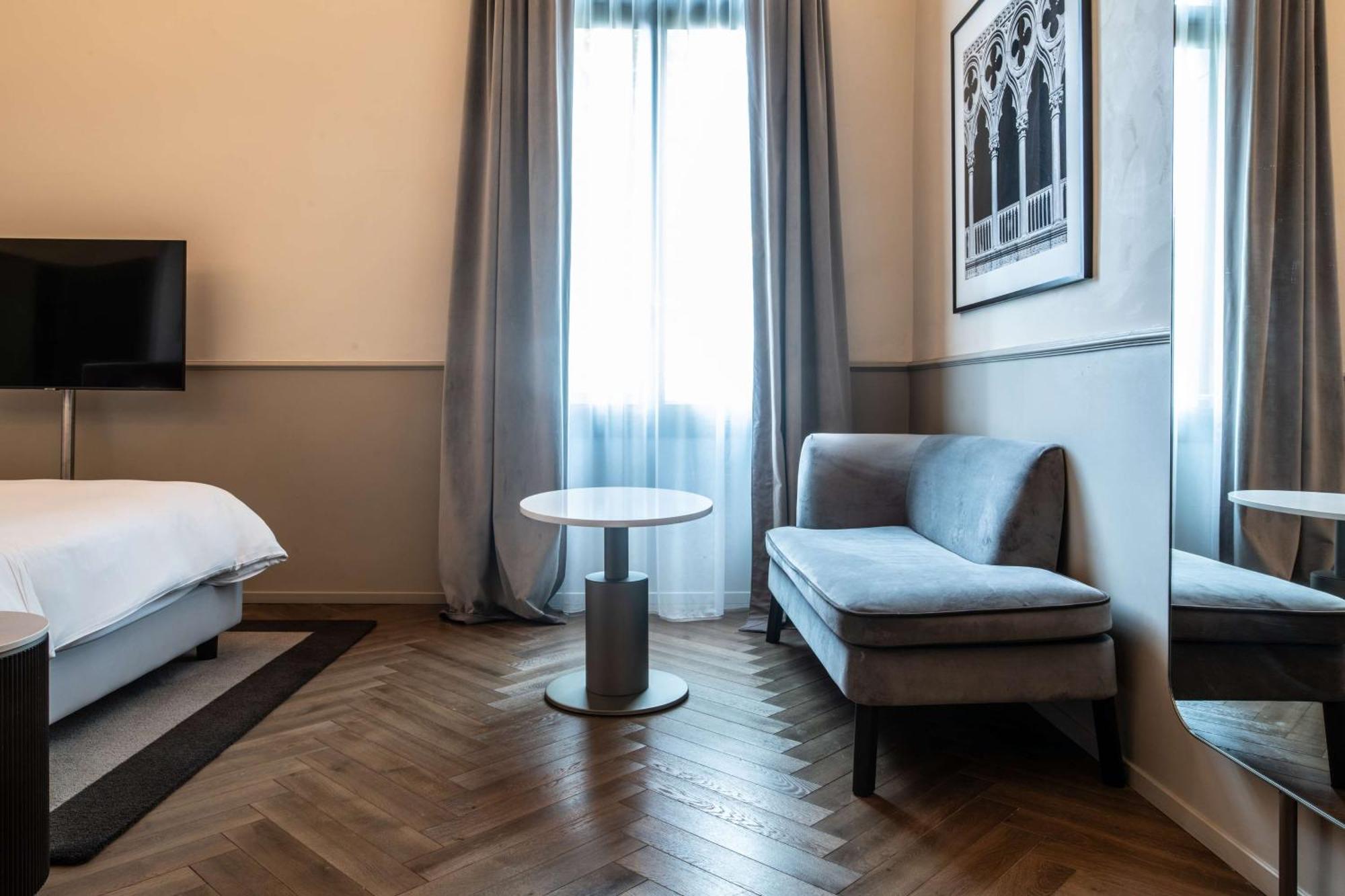 Radisson Collection Hotel, Palazzo Nani Венеция Экстерьер фото A room at the hotel