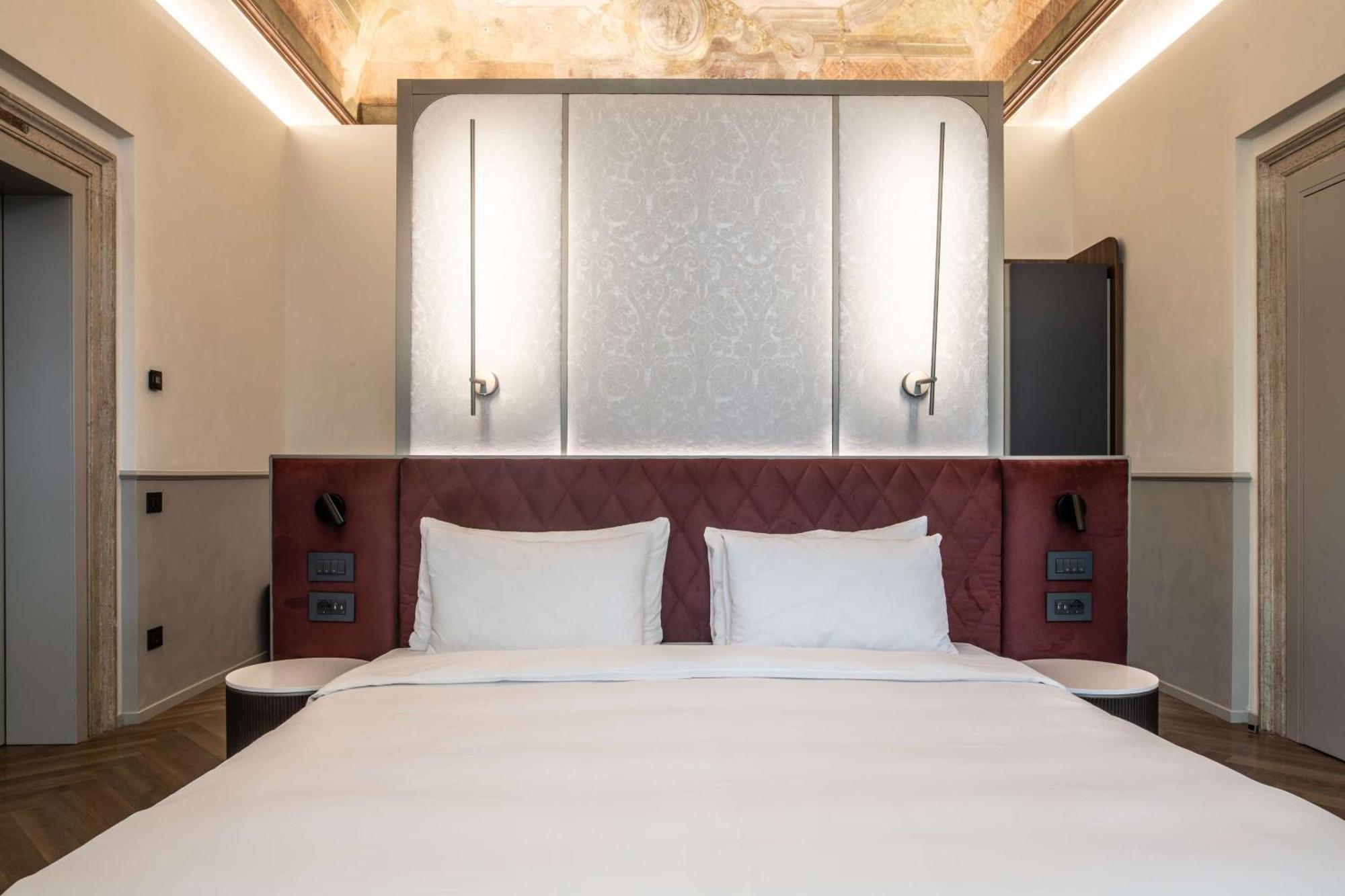Radisson Collection Hotel, Palazzo Nani Венеция Экстерьер фото A bedroom at the hotel