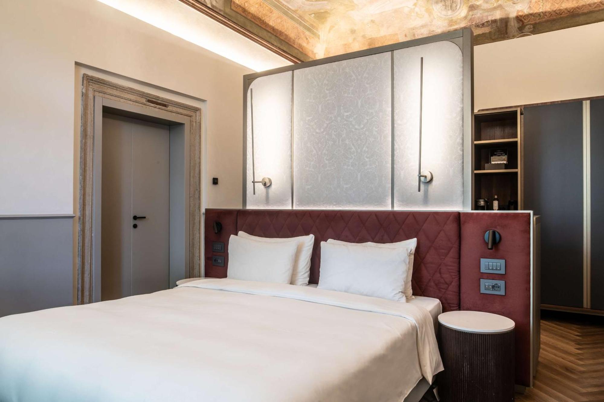 Radisson Collection Hotel, Palazzo Nani Венеция Экстерьер фото A room at the hotel