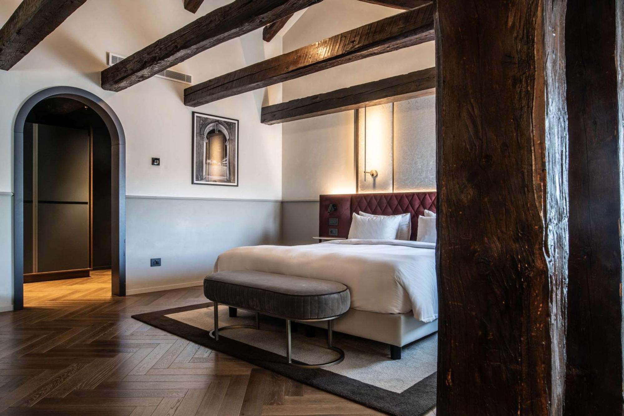 Radisson Collection Hotel, Palazzo Nani Венеция Экстерьер фото A bedroom at the hotel